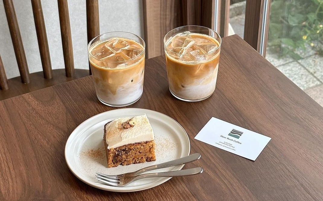 Slow Rush Coffeeのアイスラテとキャロットケーキ