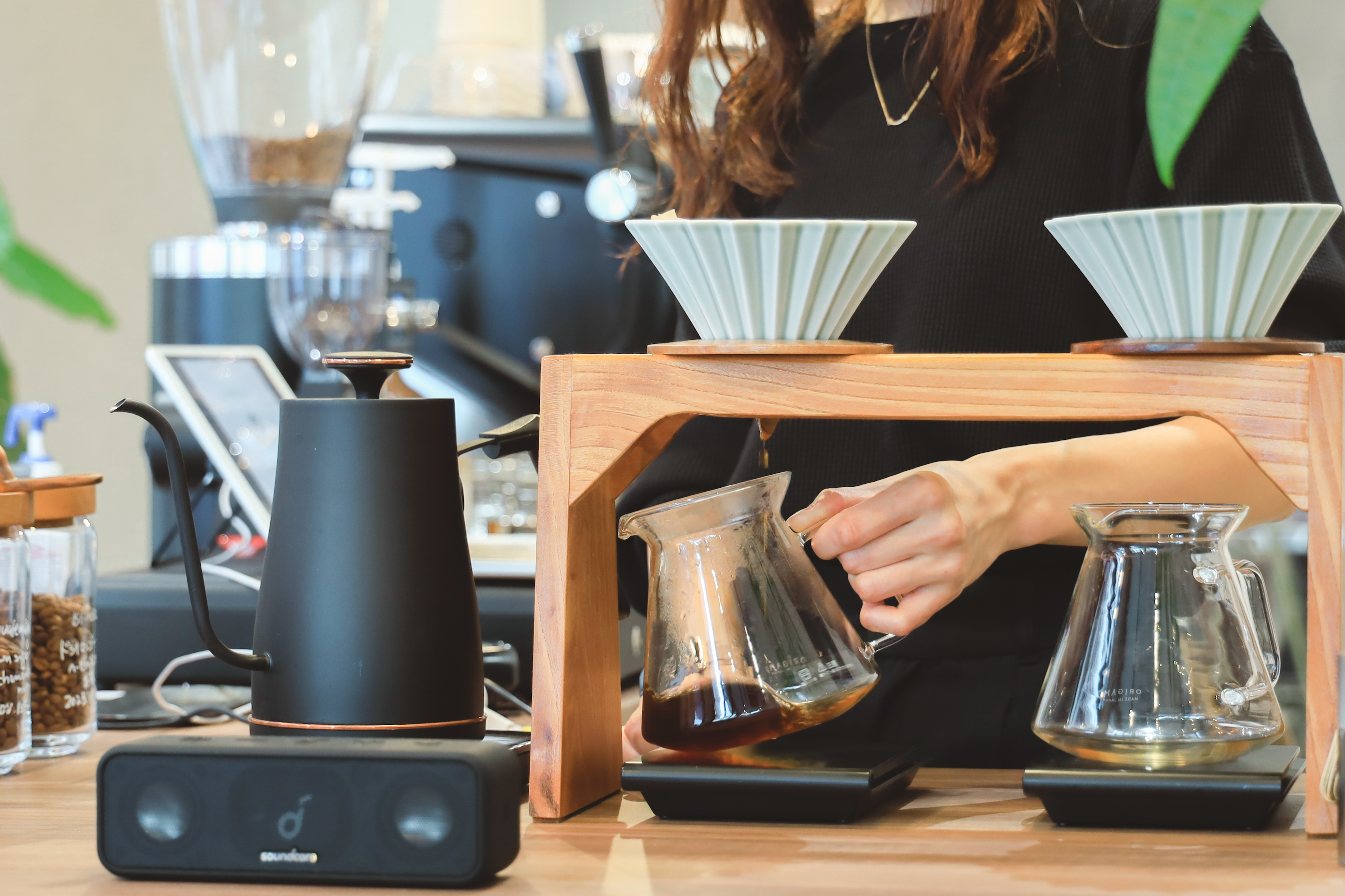 スペシャルティコーヒーを丁寧にハンドドリップする様子